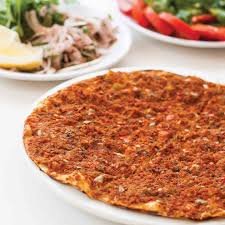 Odun fırında bol malzemeli ince kenarli bol etli lahmacun